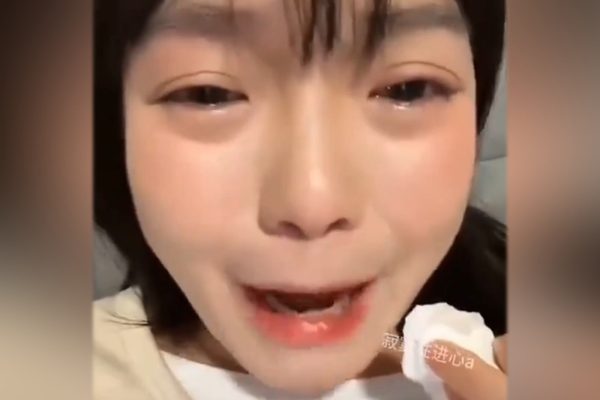 中國女實習律師哭訴著說自己倒貼錢上班。（視頻擷圖）