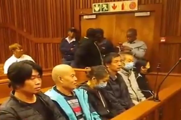 7名中國公民因涉及人口販運及強迫勞動，於9月10日被南非法院判處每人20年有期徒刑。（視頻擷圖）