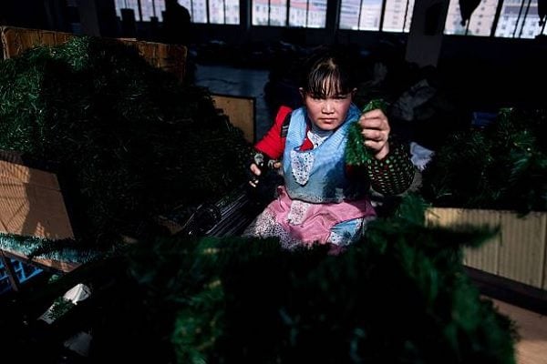 示意图，图为浙江义乌制造人工圣诞树的工厂。数据图片。（JOHANNES EISELE/AFP via Getty Images）