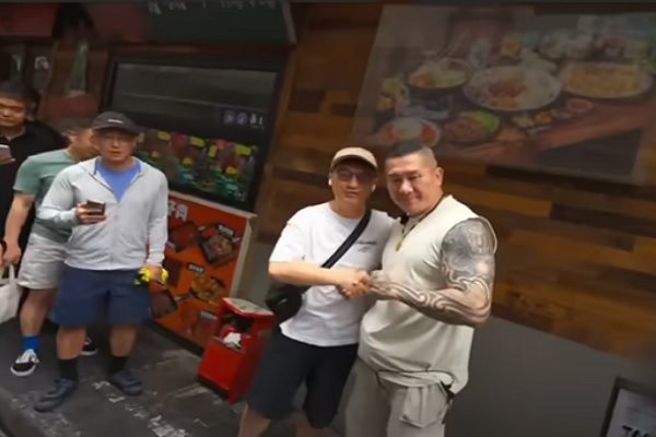 台湾知名网红「馆长」陈之汉（右一）于6月10日展开为期6天的中国大陆行程。（馆长恶名昭彰YT撷图）