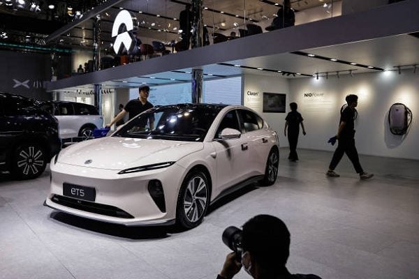 武漢2023年5月25日舉行2023華中國際汽車展，圖為參觀者正在蔚來ET5車款周圍參觀。（Getty Images）