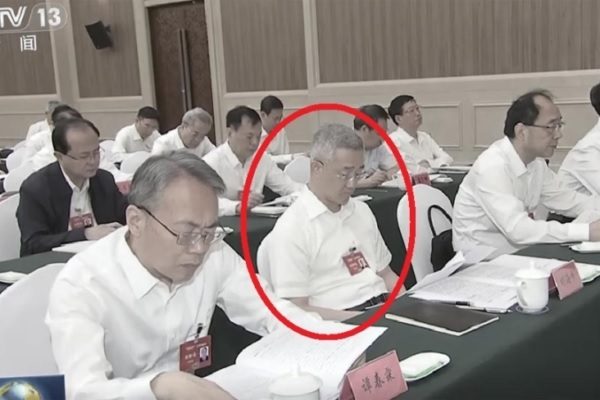 中共民政部副部長胡海峰2025年7月9日在新疆和田開會。（央視擷圖）