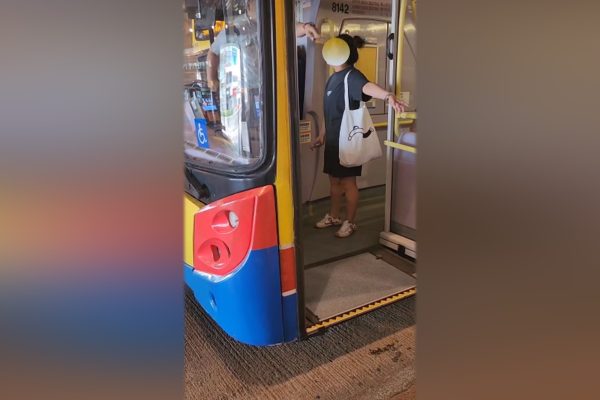 一名大陸女子及其女兒日前在香港中環交易廣場登上70號城巴，被司機指出她們「插隊」時，堅決反駁並大聲質問司機，最終司機報警處理。（Threads@timessquarehk）
