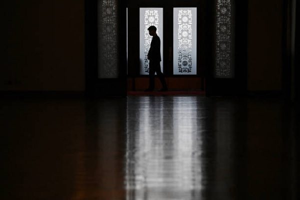 2024年3月6日，一名保安人员在北京人民大会堂的西藏厅外站岗。（GREG BAKER/AFP via Getty Images）