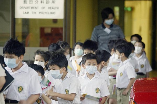 最新公布的《小學概覽》數據顯示，全港共有53間小學的小一班級被裁減，共計55班。（PETER PARKS/AFP via Getty Images）
