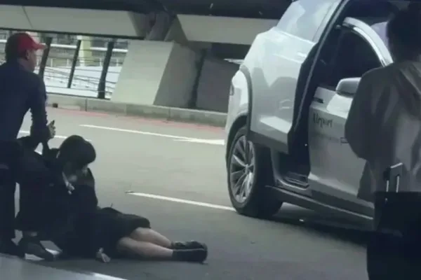 一名香港女子9月20日在桃園機場被甩出車外，腿部遭輾受傷，幸好被熱心民眾救到人行道上。（網路圖片）