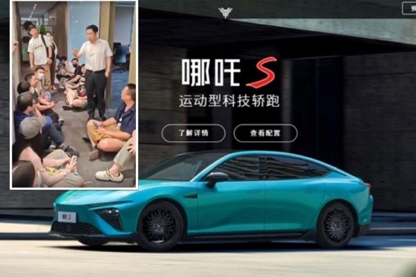 哪吒汽車CEO方運舟（白衣黑褲者）6月11日在上海虹橋商務區的新總部被員工圍堵討薪。（底圖：哪吒汽車官網擷圖，小圖：視頻擷圖／看傳媒合成）