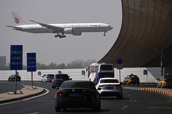 中國國際航空一架波音777-300型客機於2025年4月10日降落在北京國際機場。（WANG ZHAO/AFP via Getty Images）