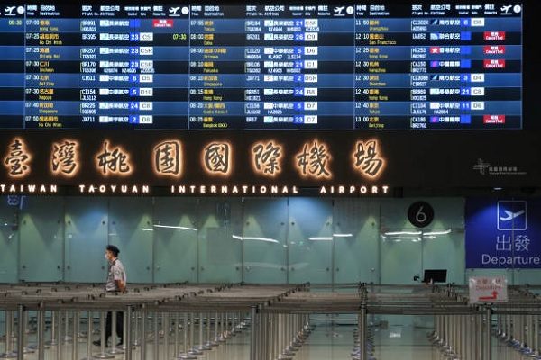 台湾陆委会提醒，除了大陆护照、身分证与定居证，若在大陆领用「边境旅游护照」，即便已经过期，也同样违法会被取消台湾身分。（TOMMY WANG/AFP via Getty Images）