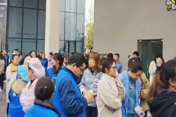 中國FPC柔性電路板龍頭企業上達電子數百名工人發起罷工，抗議公司拖欠工資，欠繳社保。（社群平台X賬號「昨天」擷圖）