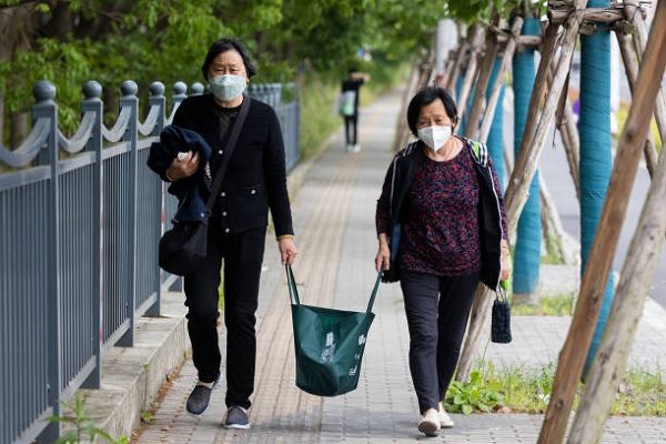 兩位上海婦女。（Hu Chengwei/Getty Images）