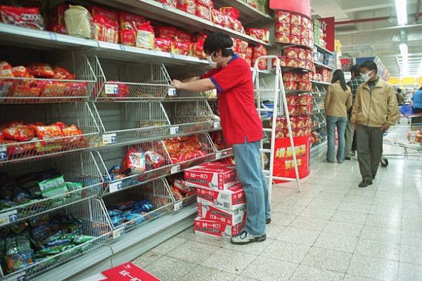 北京一家超市員工在整理方便麵上架。資料圖片。（Getty Images）
