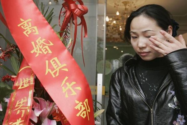 上海一位离婚女士参加一个离婚俱乐部的开业式。数据图片。（China Photos/Getty Images）