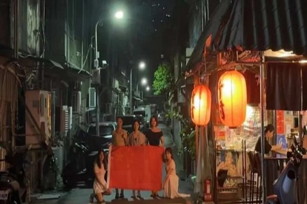 澳门陆生在台举五星旗合影。（八炯Threads撷图）