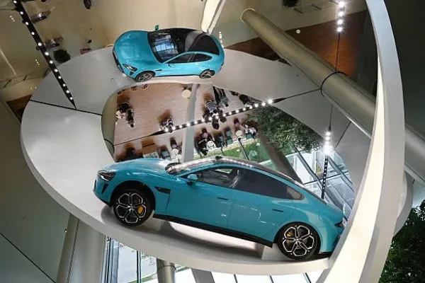 2025年7月1日，一輛小米SU7 Max汽車展示在北京的小米電動汽車工廠入口處。（圖：GREG BAKER/AFP via Getty Images）