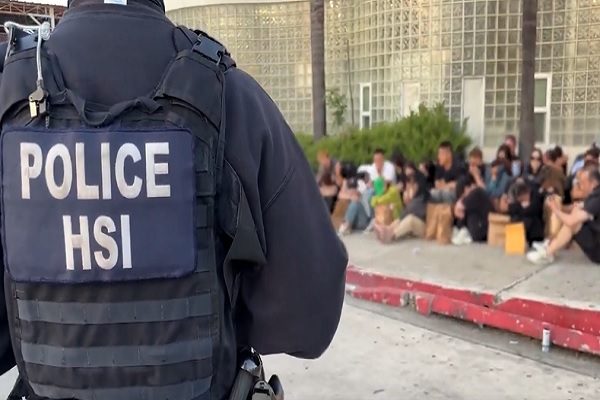 美国移民局突袭洛杉矶地下夜店，逮捕36名非法居留者。（X账号HSI Los Angeles视频撷图）