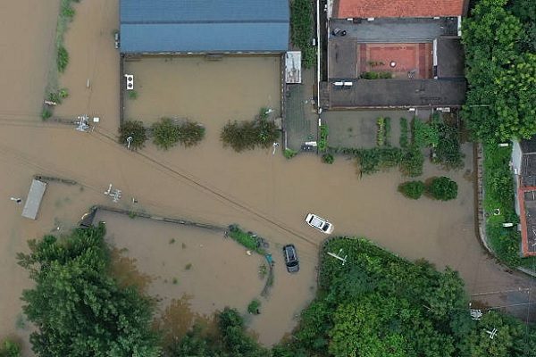 北京郊區密雲區新南莊村2025年7月29日空拍圖顯示，有多輛汽車受困洪水。（ADEK BERRY/AFP via Getty Images）