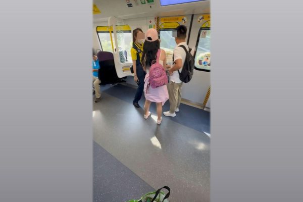 港鐵職員向大陸旅客說明搭乘頭等車廂規則。（「大埔人大埔谷」FB擷圖）