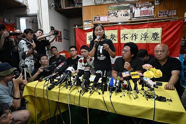 香港泛民主派重要政党的社民连6月29日宣布解散，图中发言者为主席陈宝莹。（PETER PARKS/AFP via Getty Images）