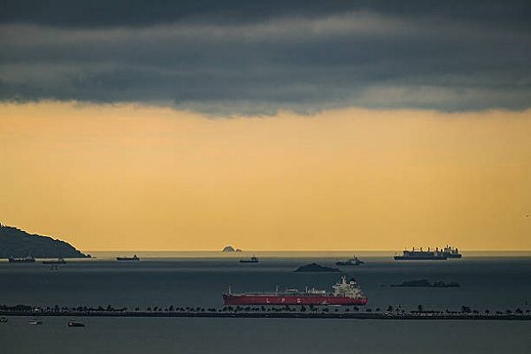 一艘懸掛香港旗幟的液化石油氣（LPG）油輪於2025年7月28日在巴拿馬市附近的太平洋一側駛離巴拿馬運河。（MARTIN BERNETTI/AFP via Getty Images）