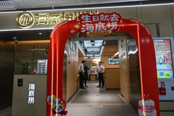 北京一處購物中心的海底撈火鍋店。（JADE GAO/AFP via Getty Images）
