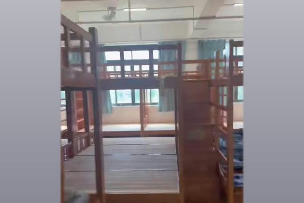 廣東佛山順德區一所小學的一年級學生午休室。（網路圖片）
