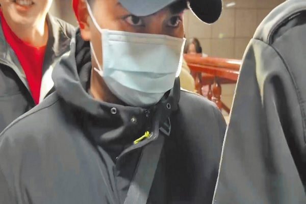 台湾歌手邱军撞死出租车司机肇逃，5月5日被法院裁定20万交保。数据图片。（中央社）