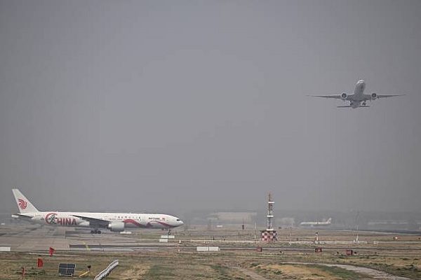 中國國際航空一架波音777-300型客機在北京首都國際機場滑行。（WANG ZHAO/AFP via Getty Images）