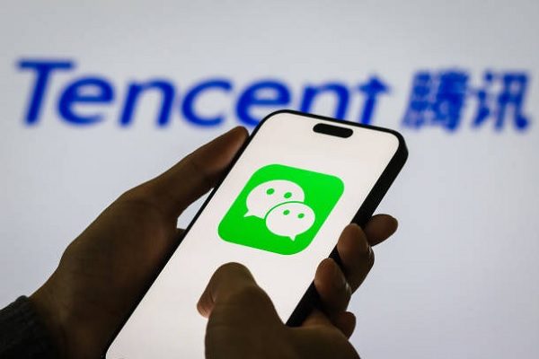 华为鸿蒙系统的用户持续抱怨微信应用程序更新缓慢且功能不完整。（Cheng Xin/Getty Images）