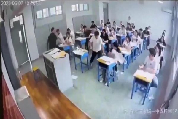 2025年6月7日，山东邹城一中高考考场，一考生崩溃撕自己和别人的试卷。（视频撷图）