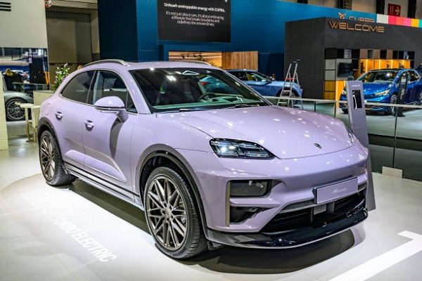 2025年1月10日，比利时布鲁塞尔车展上展出的保时捷Macan Turbo电动紧凑型豪华跨界纯电动 SUV。（Sjoerd van der Wal/Getty Images）