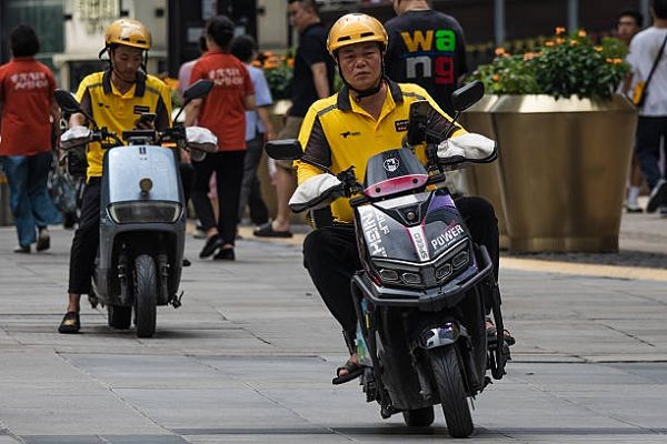 重慶的外賣員。（Cheng Xin/Getty Images）