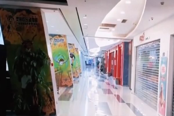 沈阳某商场一片萧条景象。（网民视频撷图）
