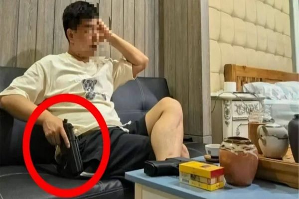47岁的中国籍男子刘丰因高调在社群媒体晒出枪枝，日前被泰国警方突袭搜捕。（脸书บิ๊กเกรียน撷图）