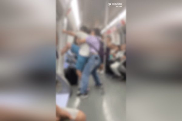 上海地鐵男孩踹門叫開門。（視頻擷圖）
