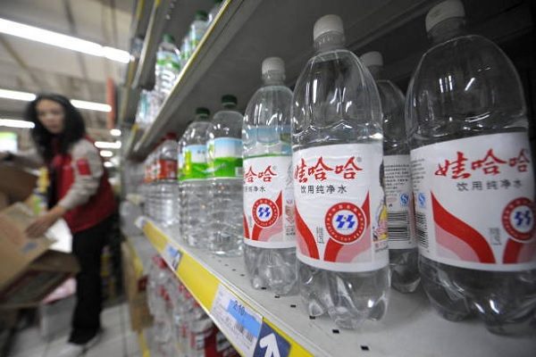 大陆知名饮料集团娃哈哈有1500多名员工维权。图为娃哈哈在超市卖的纯净水。数据图片。（LIU JIN/AFP via Getty Images）