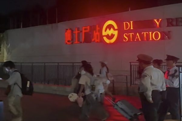 上海地鐵迪士尼站的一處站牌燈光，由於「尼」字中的「匕」沒有亮燈，導致站名從「迪士尼站」變成「迪士尸（屍）站」。（視頻擷圖）