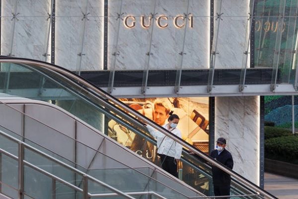 古馳（Gucci）母公司開雲集團（Kering）的股價，過去一年下跌逾20%，正是因為中國市場增長前景黯淡。（Hugo Hu/Getty Images）