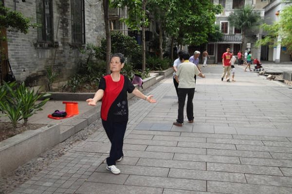 一群退休的中國長者在廣州荔灣湖公園練習太極。（Dan Porges/Getty Images）