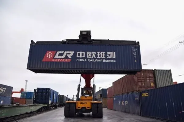 中國內蒙古邊境城市二連浩特的一輛起重機正在將一個貨櫃吊運至一列駛往歐洲的「中歐班列」火車上。資料圖片。（STR/AFP via Getty Images）