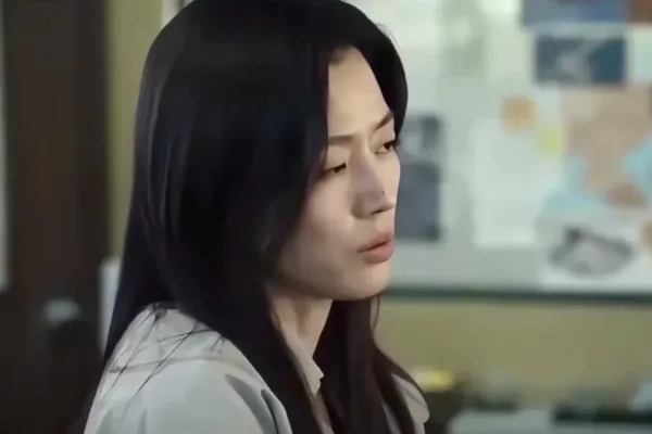 韓國女星全智賢因在《暴風圈》劇中一句台詞涉嫌「辱華」，疑遭中國代言品牌撤廣告。（電視劇擷圖）