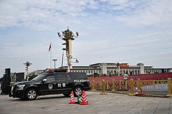 中共將在9月3日舉行抗戰閱兵，圖為一輛警車於8月28日停在天安門廣場前方的看台旁。（PEDRO PARDO/AFP via Getty Images）