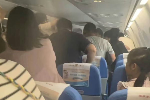 一架8月28日原定從大連飛往南京的廈門航空MF8086航班，起飛前突發乘客的充電寶起火冒煙，導致航班延誤超過2小時。（視頻擷圖）