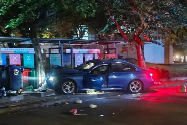 廣州華南理工大學學生發布在社交平台的照片可見，藍色私家車直接衝上人行道。（網路圖片）