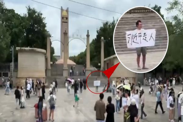 2025年8月7日上午，一名男子在雲南昆明抗戰勝利紀念堂門口舉橫幅，嗆「習近平走人！」（視頻擷圖）