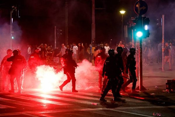 2025年8月14日，塞爾維亞鎮暴警察在貝爾格勒與反政府抗議者發生衝突。（MARKO DJOKOVIC/AFP via Getty Images）
