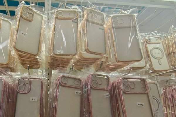 華強北率先開賣iPhone17手機殼。（網路圖片）