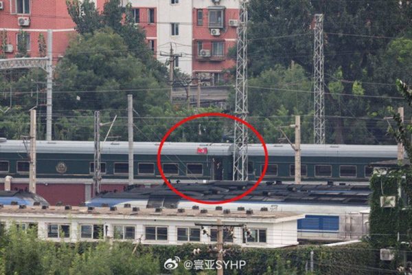 北韓領導人金正恩9月2日搭乘「移動堡壘」防彈列車抵達北京，預計出席9月3日的閱兵。（微博擷圖）