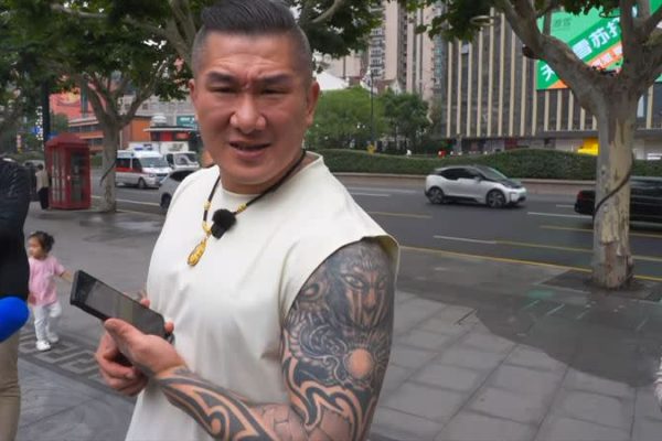 中国这次的重点不在于利用馆长宣传上海有多进步，而是凸显馆长这种硬汉形象的人，在上海的繁荣与壮丽之下瞬间变成乡下土包子。（翻摄自馆长YouTube）