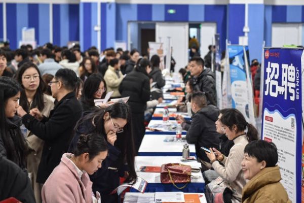 安徽省合肥市的一所職業技術學校學生於2025年3月3日參加一場招聘會。（STR/AFP via Getty Images）